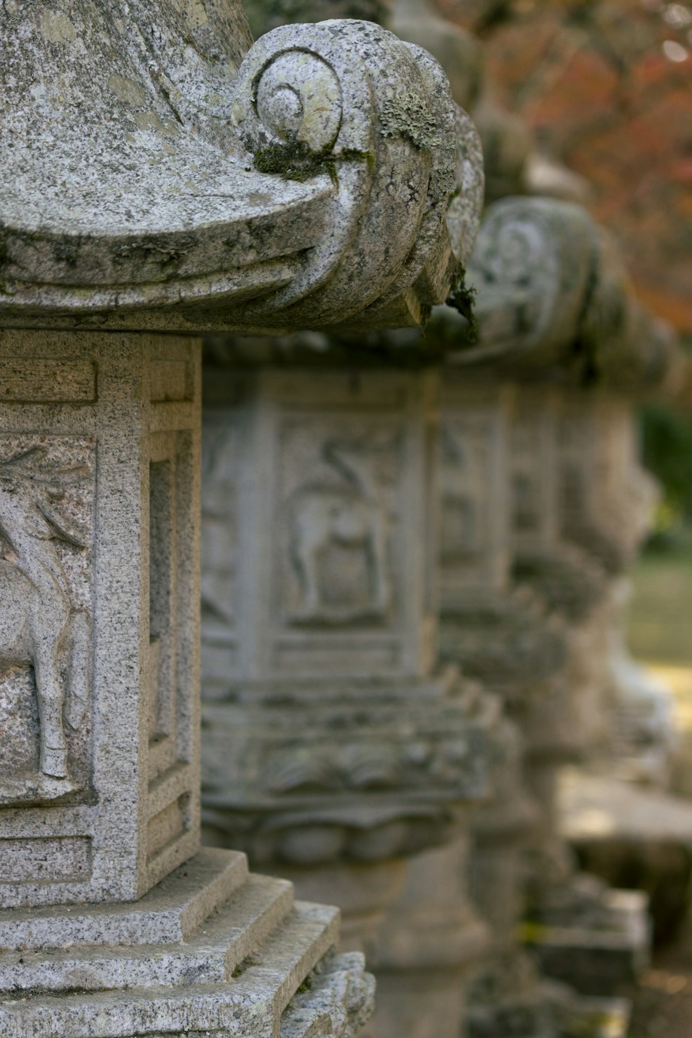 un gros plan d’un pilier de pierre avec des sculptures dessus