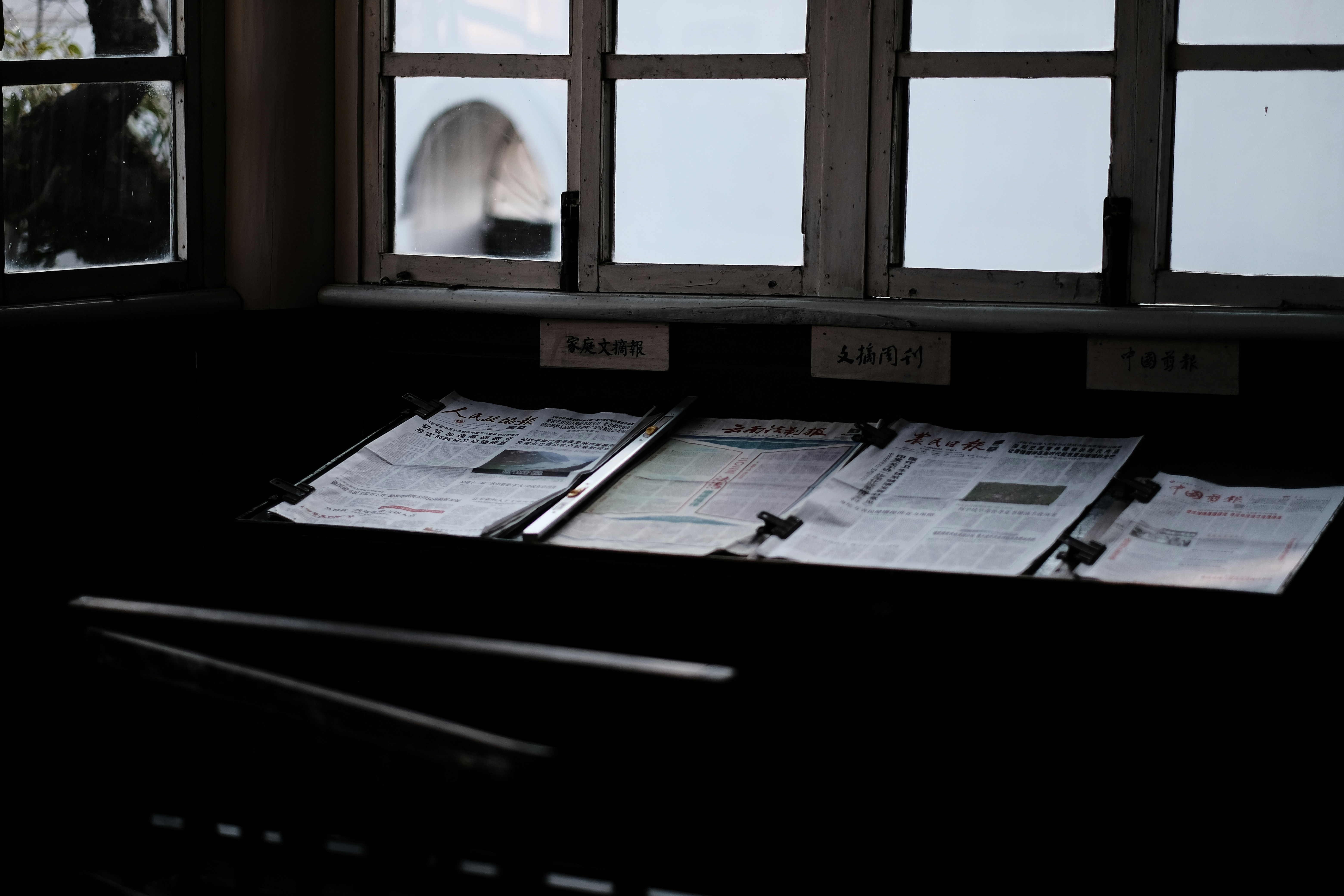 चुनाव आयोग के व्यस्त कार्यालय की यथार्थवादी तस्वीर, जिसमें अधिकारी काम कर रहे हैं, स्क्रीन पर डेटा प्रदर्शित हो रहा है, और पृष्ठभूमि में चुनाव कार्यक्रम बोर्ड लगा हुआ है।