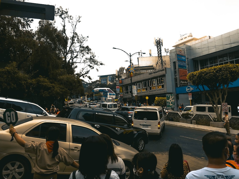 a busy city street filled with lots of traffic