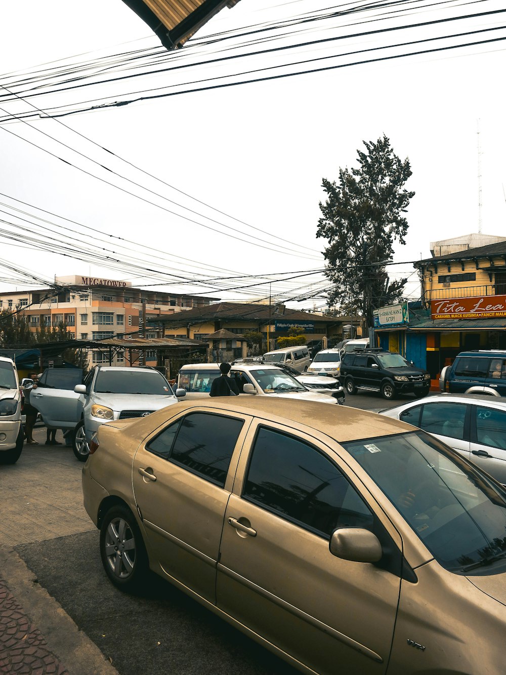 un montón de coches que están aparcados en un solar