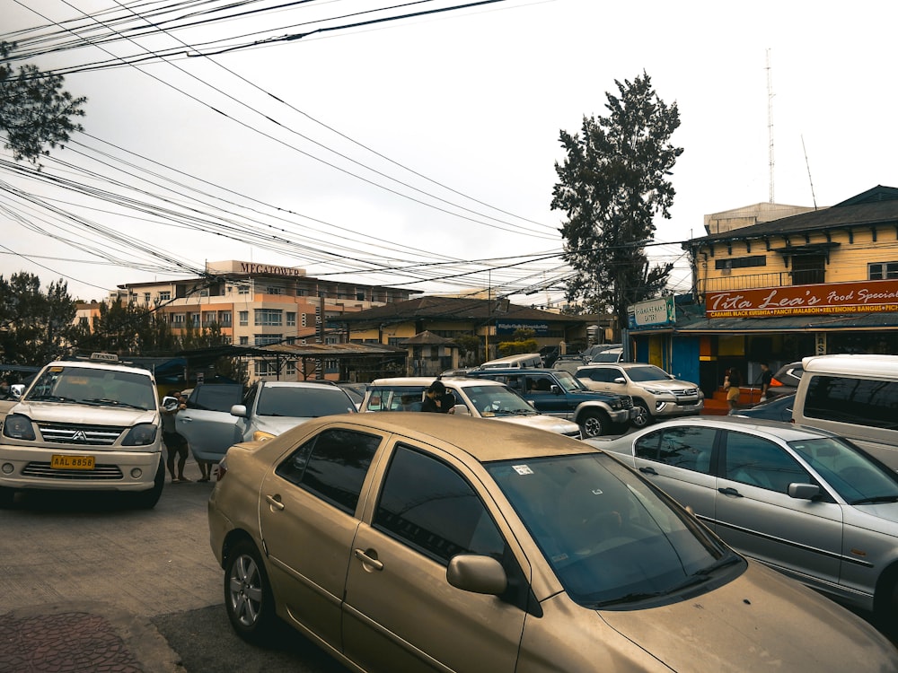 um monte de carros que estão parados na rua