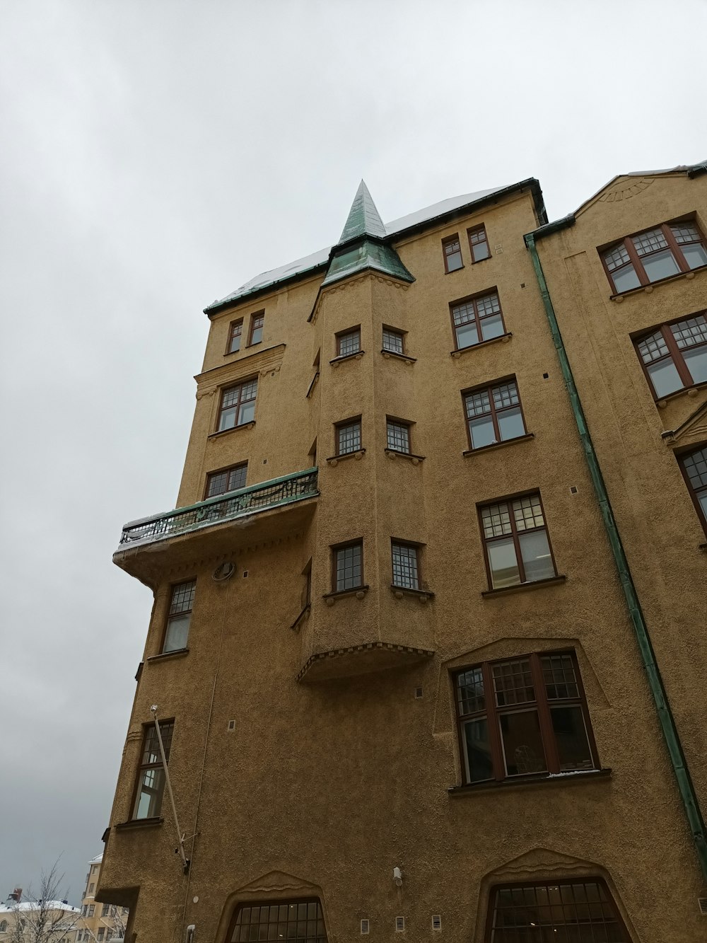 Un edificio molto alto con molte finestre