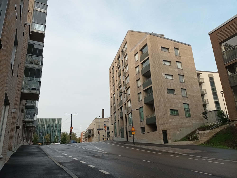 une rue de la ville avec quelques bâtiments des deux côtés