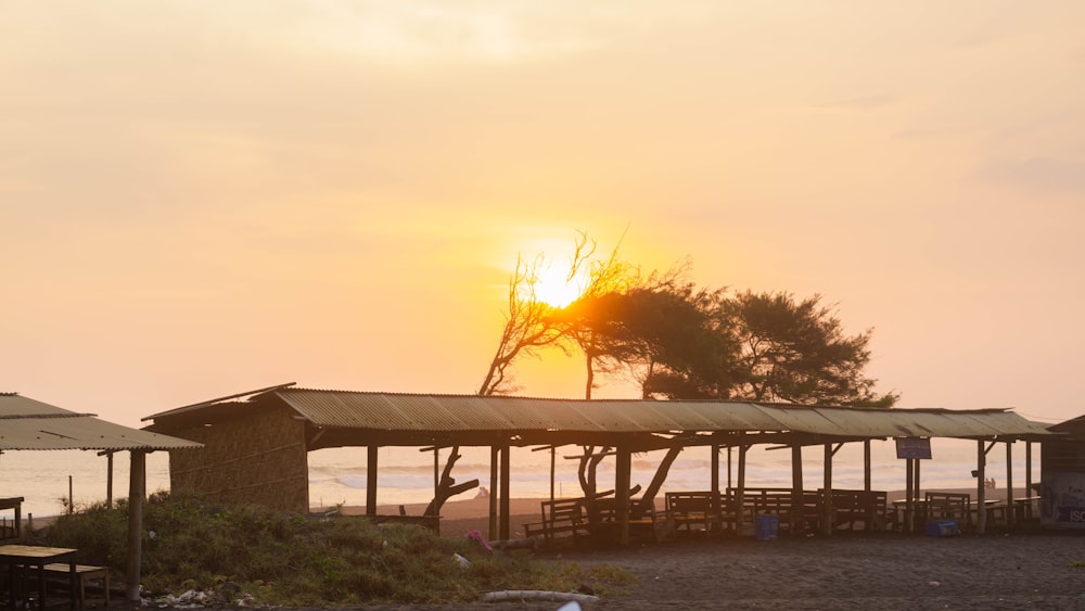 Le soleil se couche sur les cabines de plage