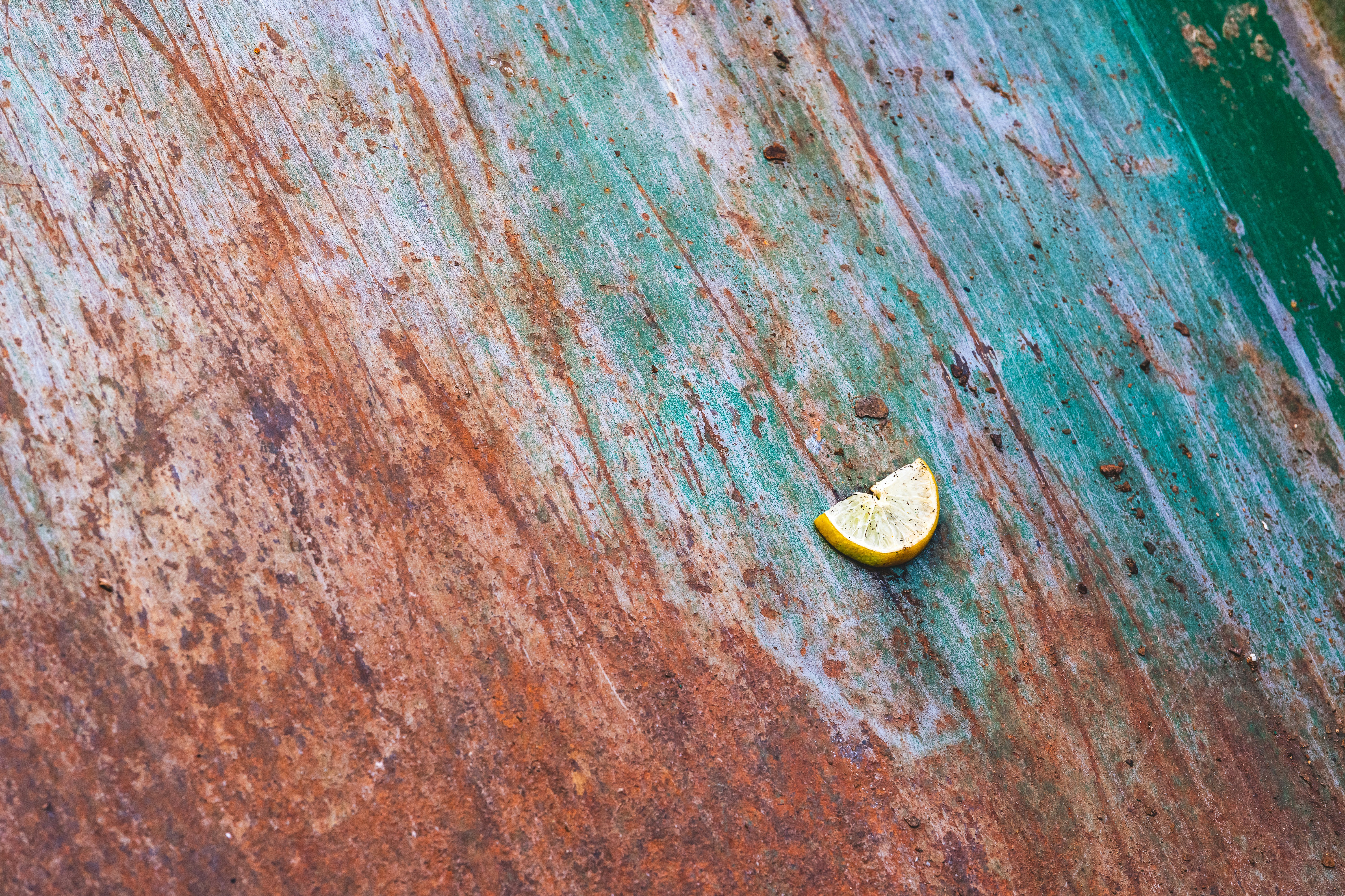 sepotong buah yang duduk di atas permukaan logam berkarat