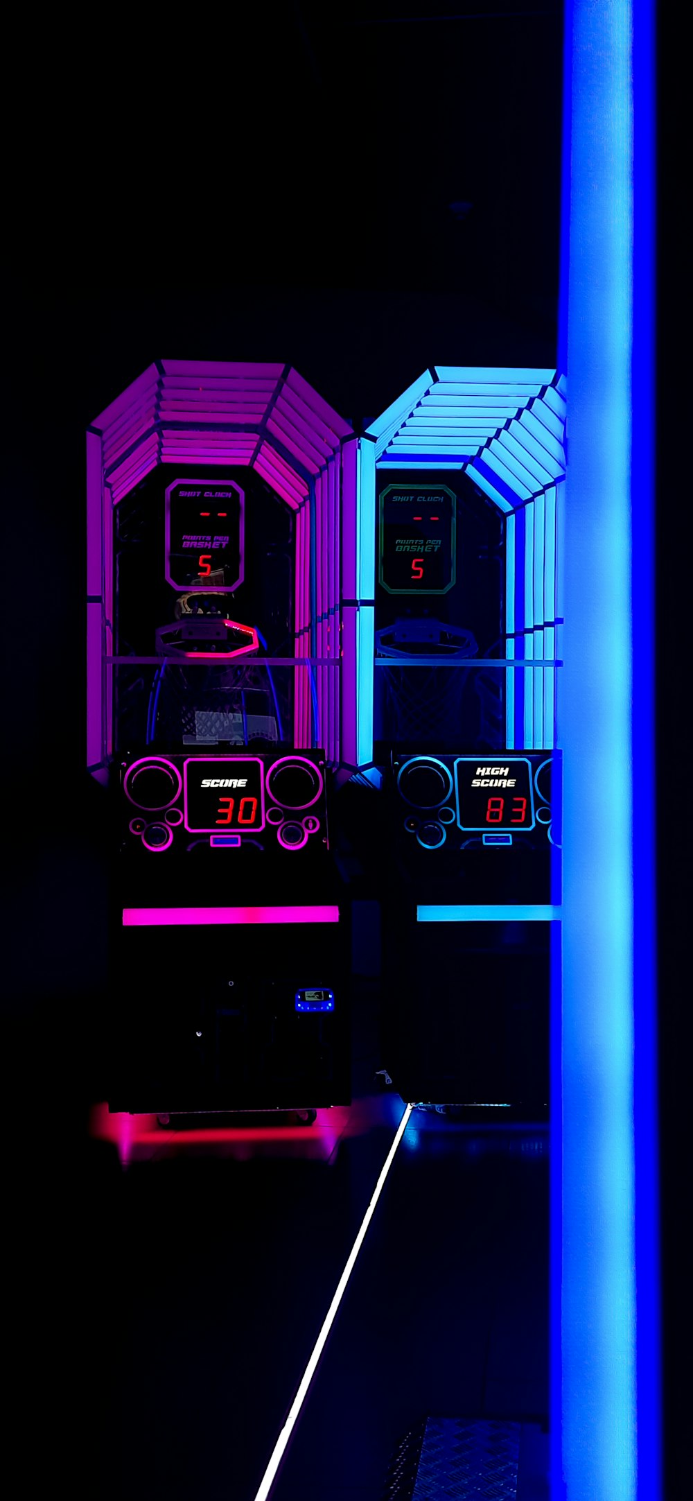 um quarto escuro com luzes coloridas neon e um fundo preto