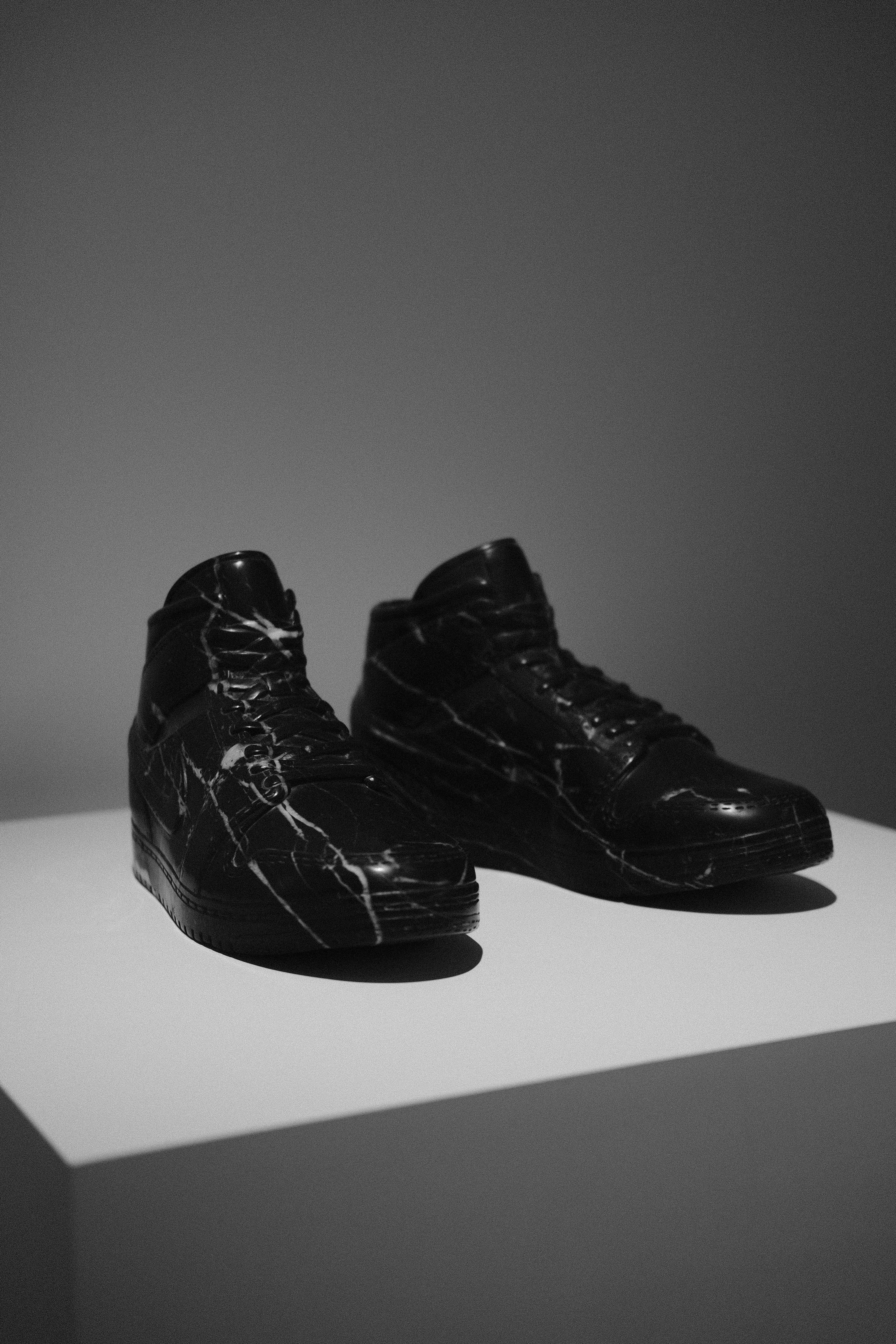 Colección de zapatos de moda sobre fondo de mármol blanco con iluminación de estudio