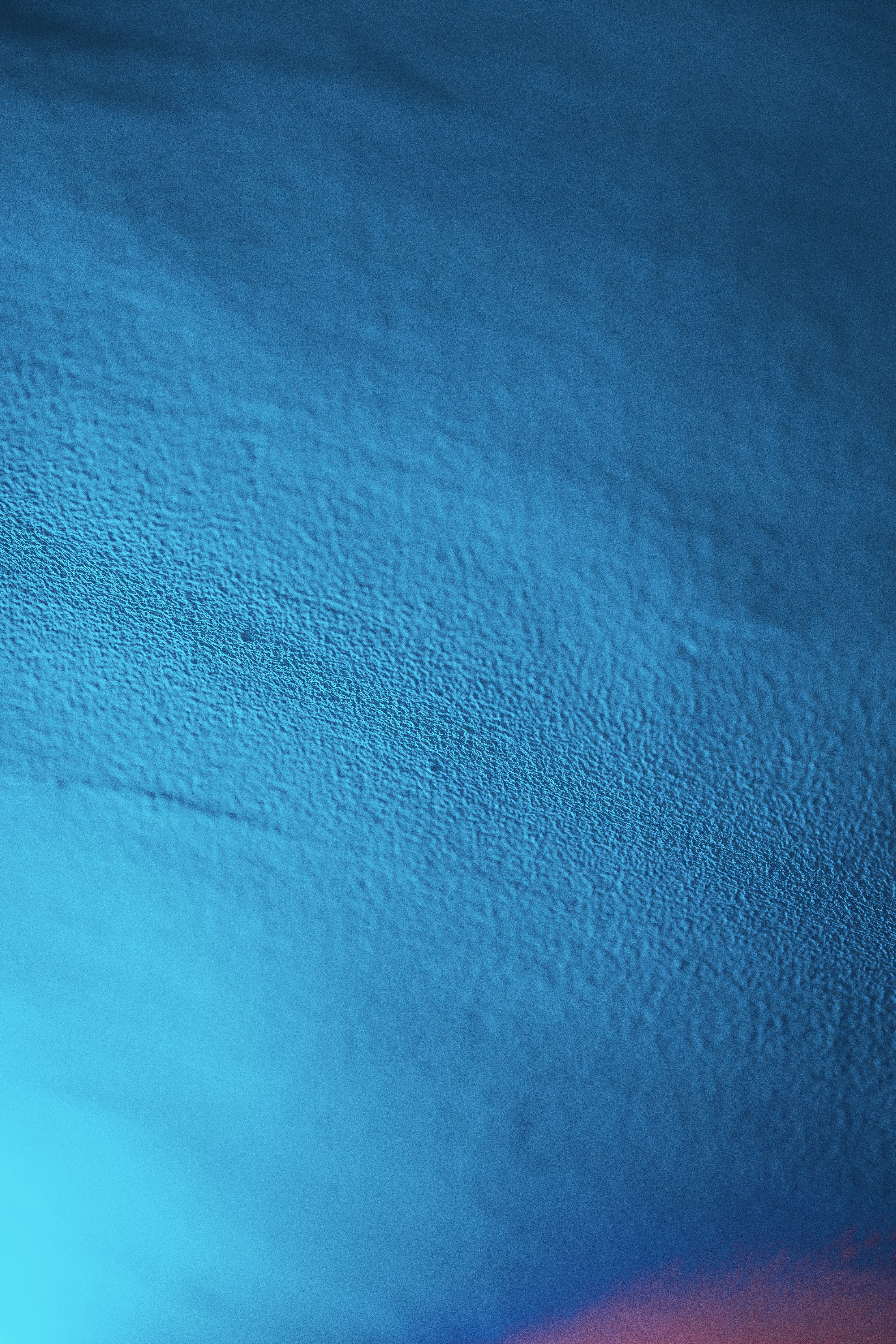 una pared azul con una luz roja en el centro