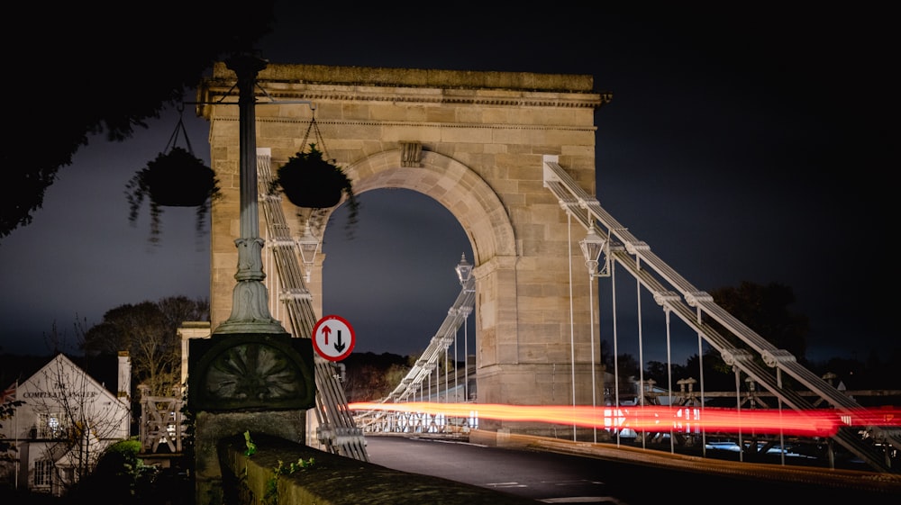 un ponte molto alto con un orologio su un lato