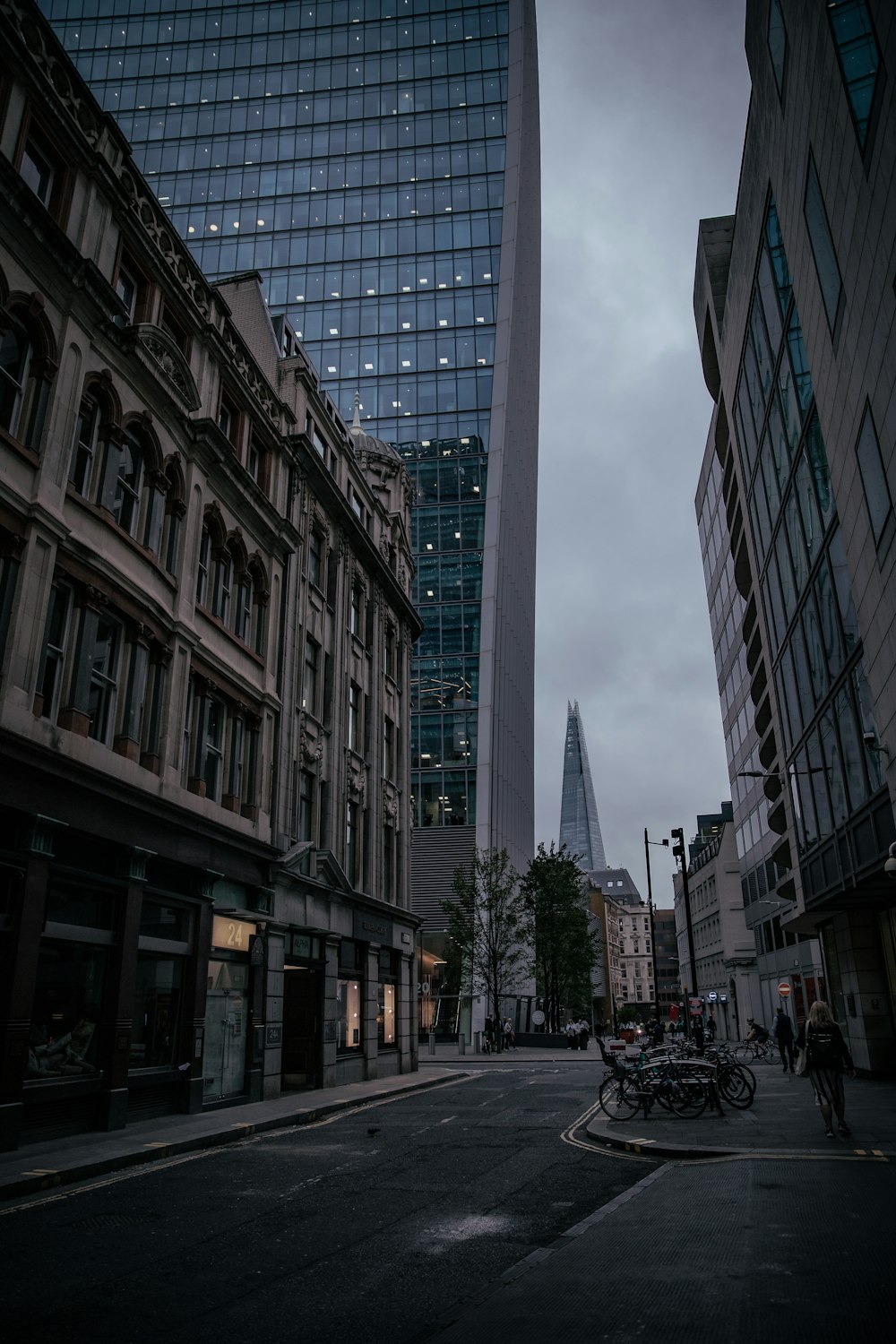 une rue de la ville avec de grands bâtiments en arrière-plan