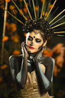 Una mujer con maquillaje de esqueleto en la cara para celebrar dia de los muetos