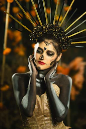 Una mujer con maquillaje de esqueleto en la cara para celebrar dia de los muetos