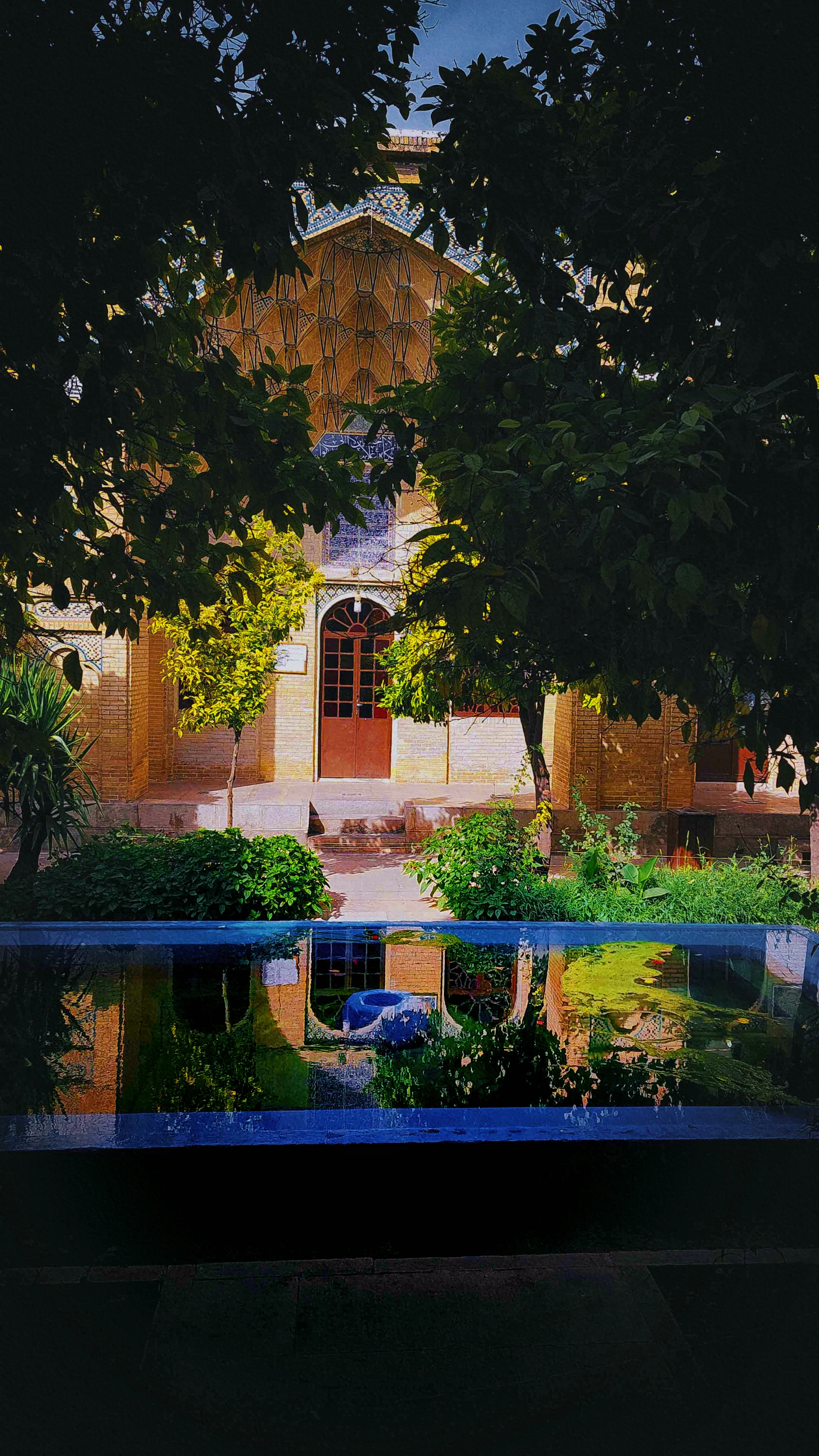 gray computer monitor