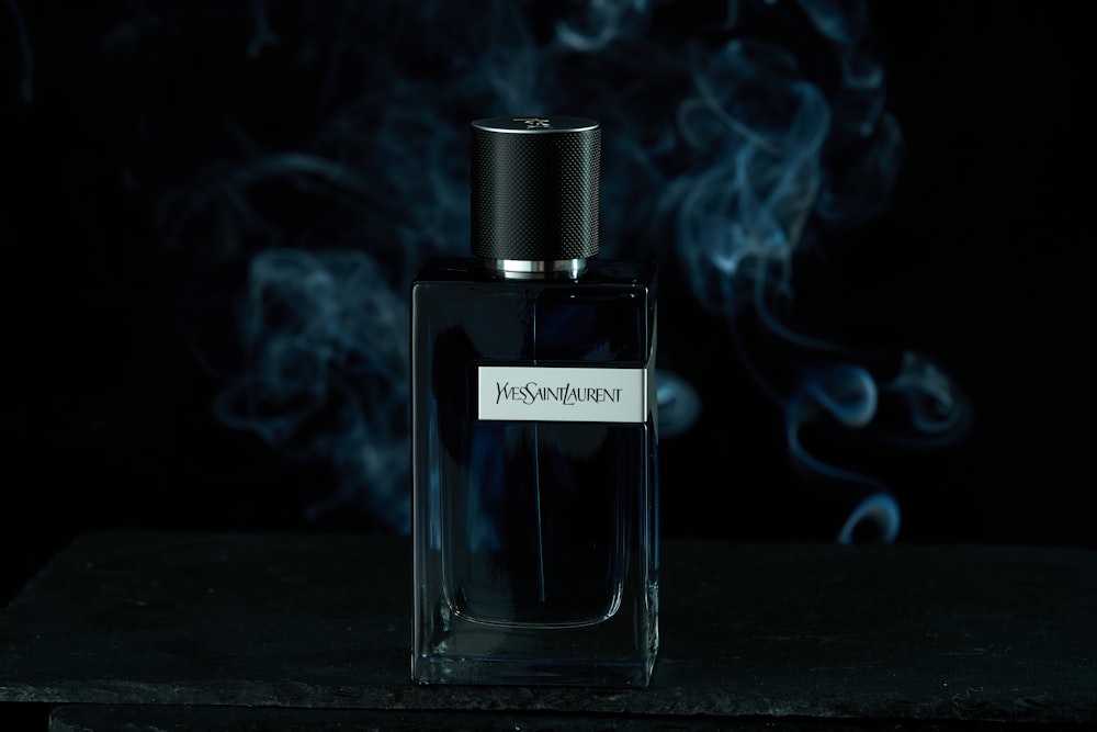 um frasco de perfume sentado em cima de uma mesa