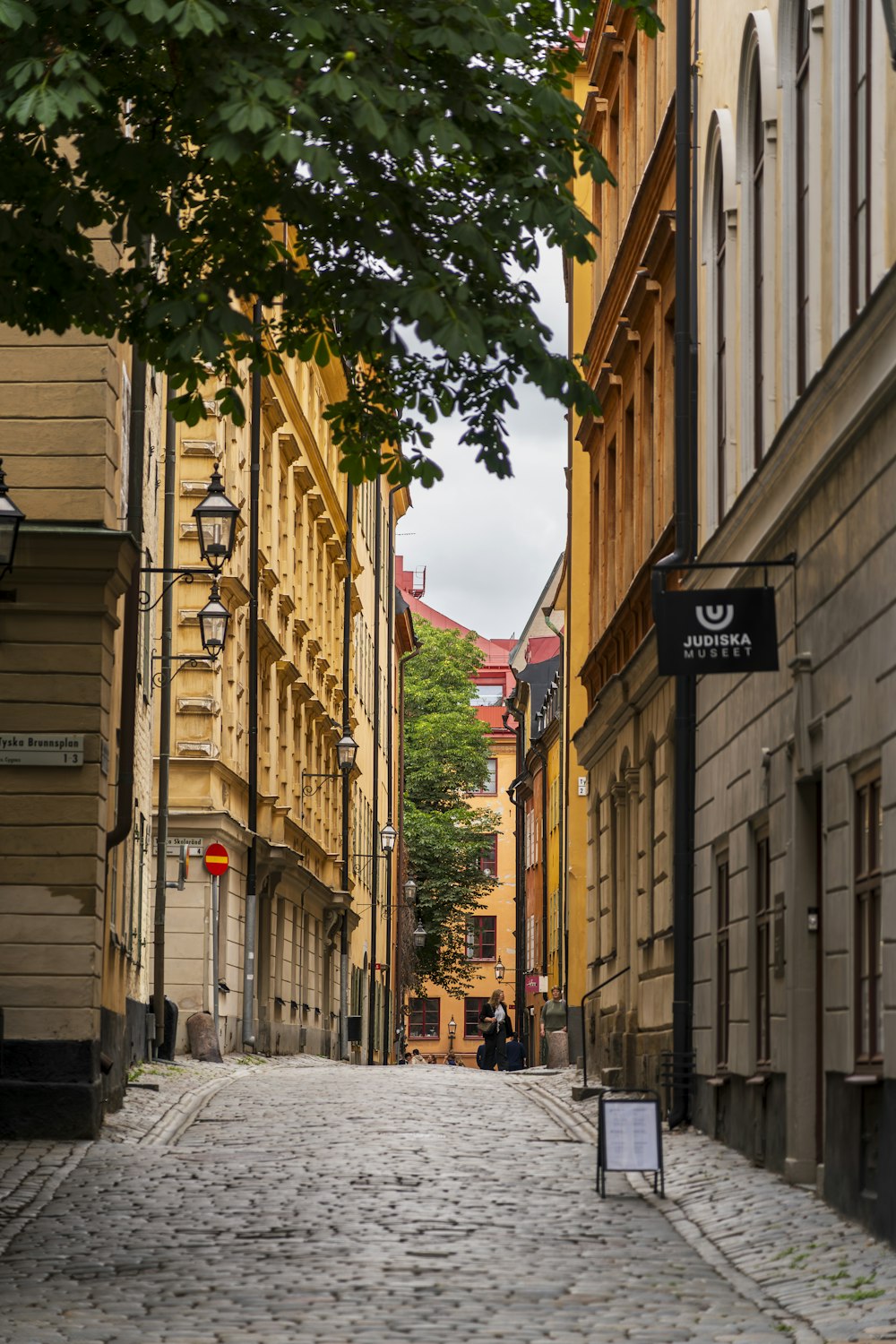 Uma rua de paralelepípedos em uma cidade europeia