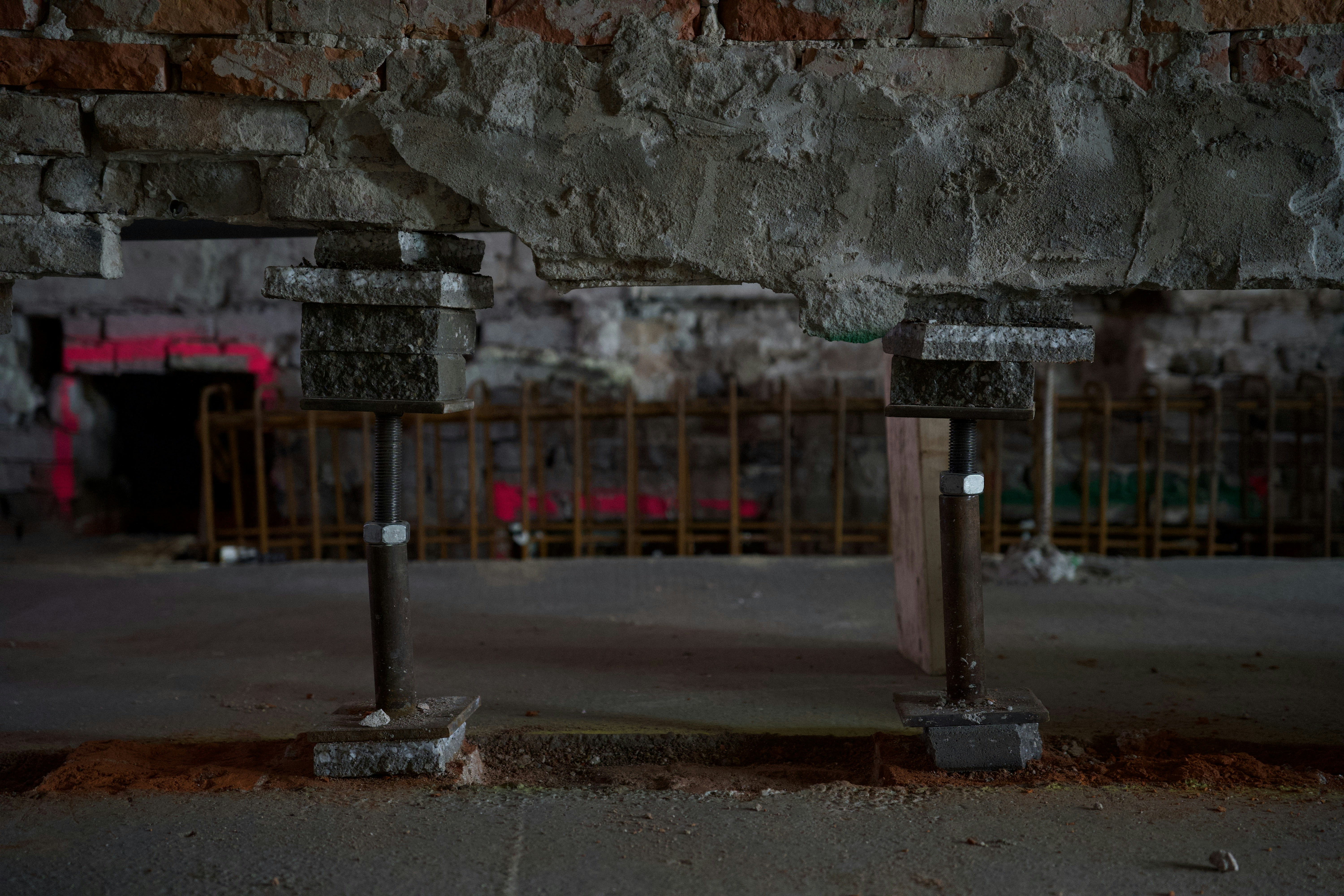 ein paar Metallstangen, die neben einer Ziegelmauer sitzen