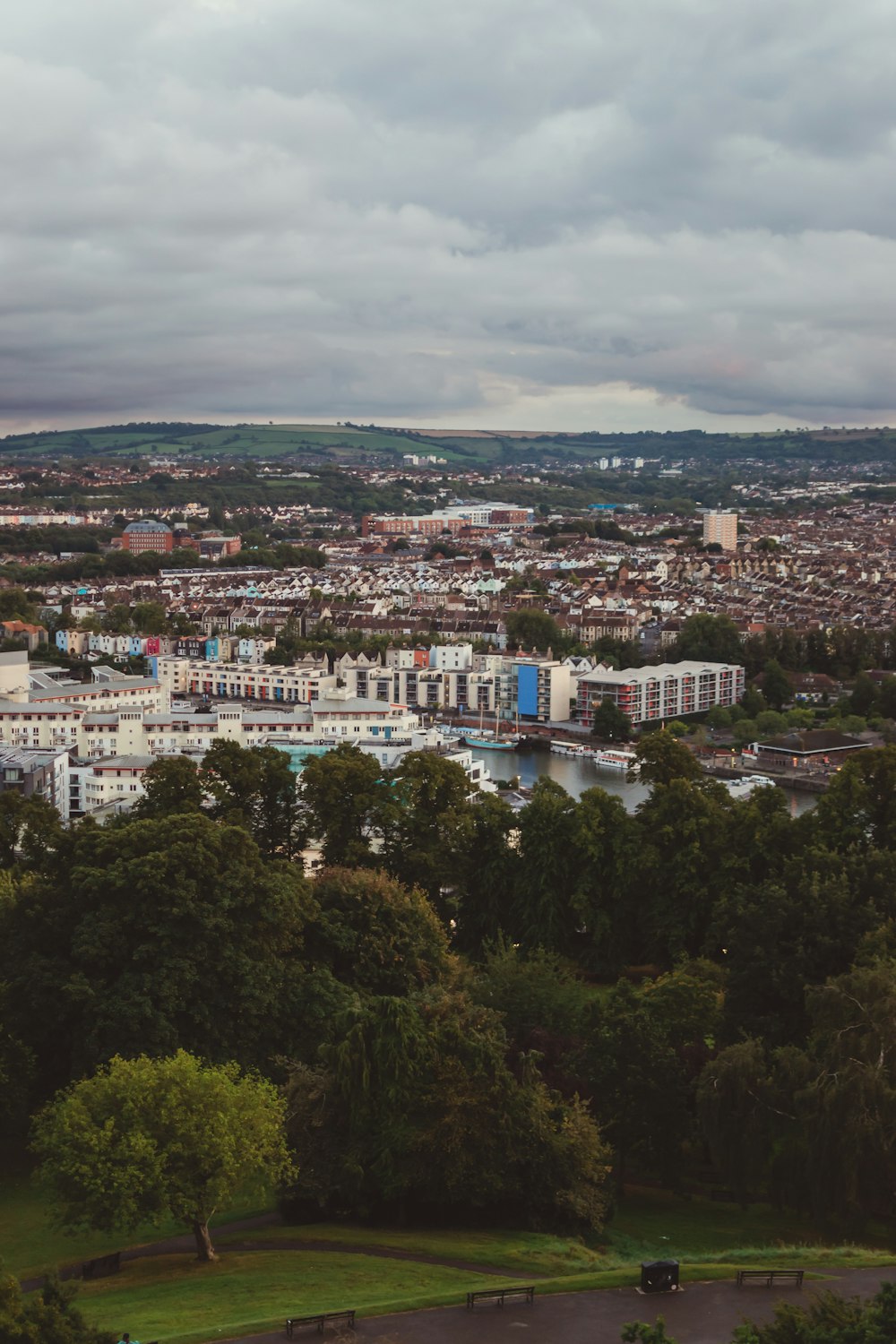 Una veduta di una città da un punto di vista elevato