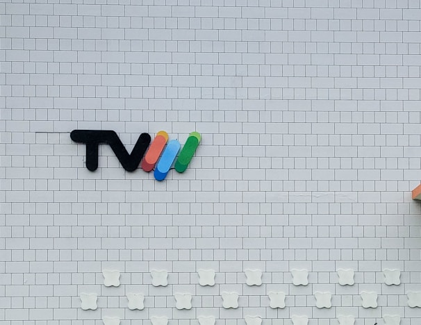 An artistic representation of the Headsprung TV logo in orange, black, and white.