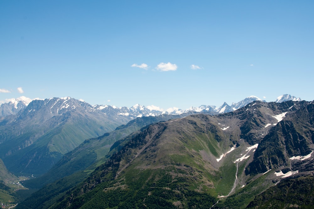 Una vista di una catena montuosa con montagne innevate