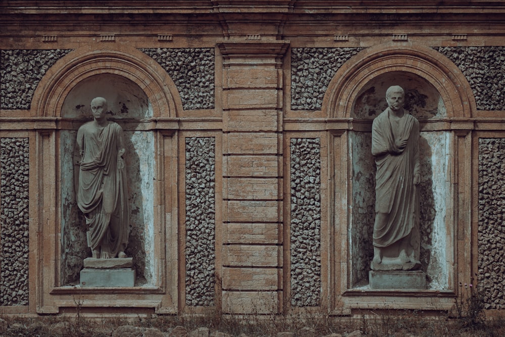 quelques statues sur le côté d’un bâtiment