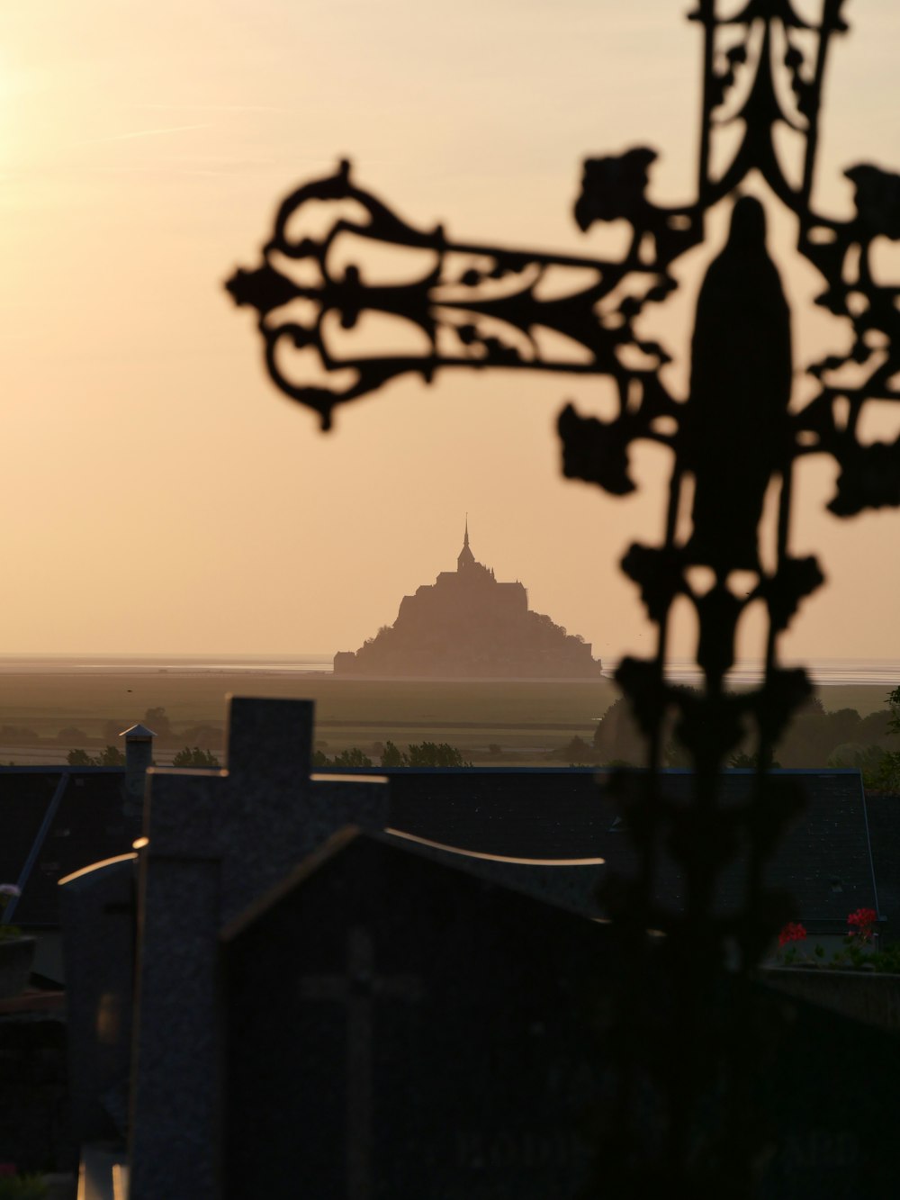 Le soleil se couche sur une petite ville