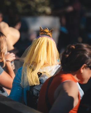 A joyful group photo of María José with her chambelanes under golden sunlight.
