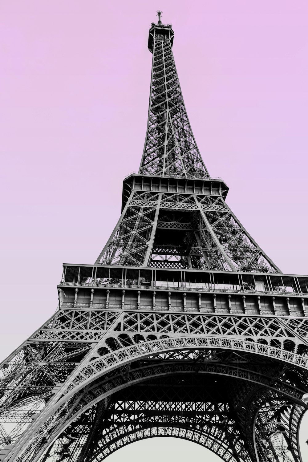 Uma foto em preto e branco da Torre Eiffel