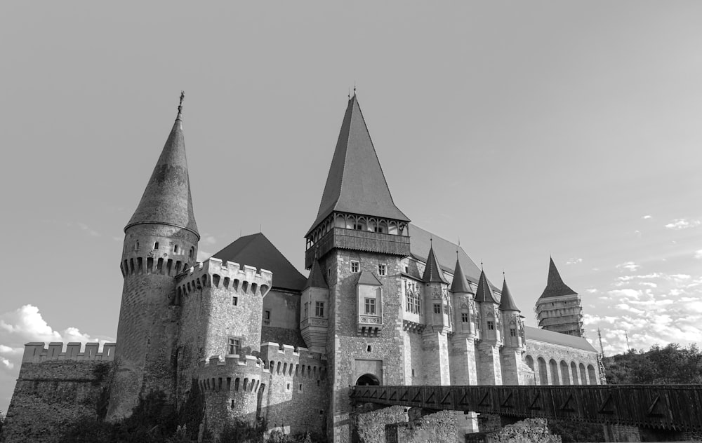 Una foto en blanco y negro de un castillo