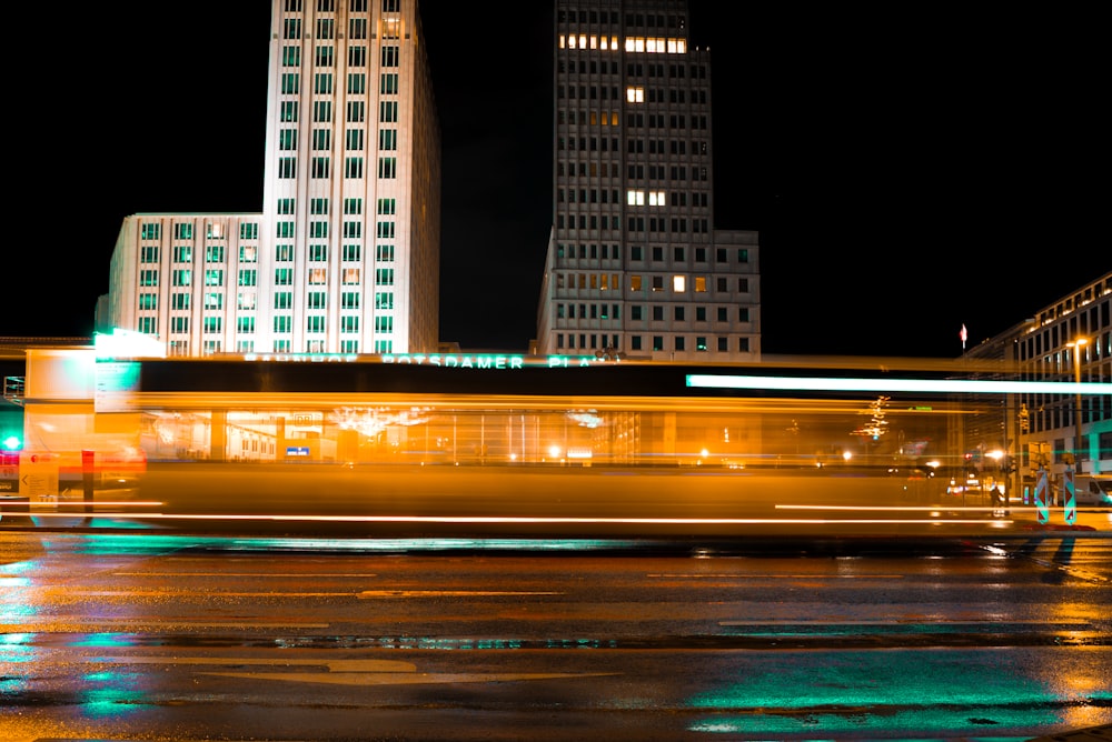 Una foto borrosa de una ciudad por la noche