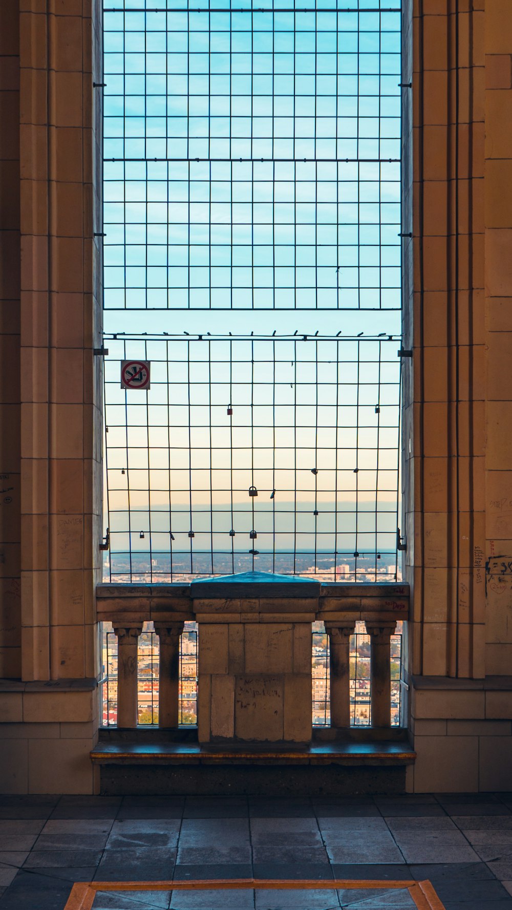 uma janela com vista para o oceano