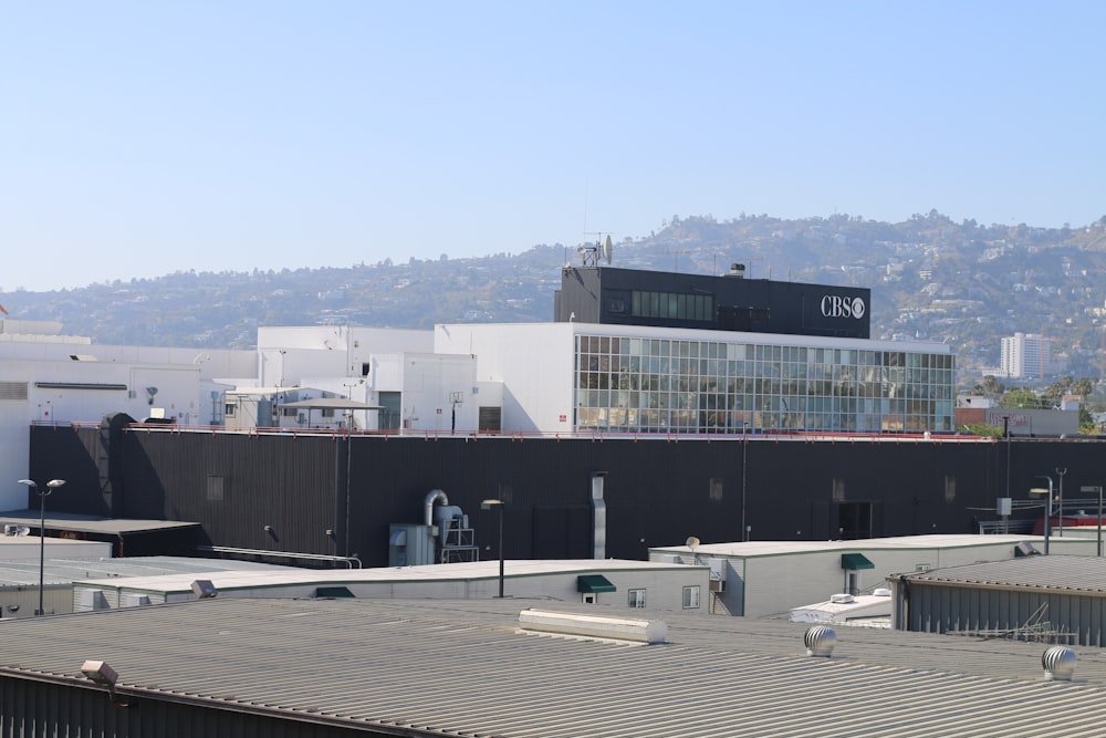 Una veduta di una città dal tetto di un edificio
