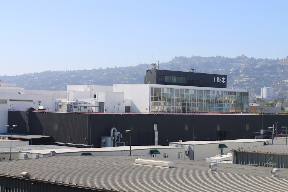 Una vista de una ciudad desde el tejado de un edificio