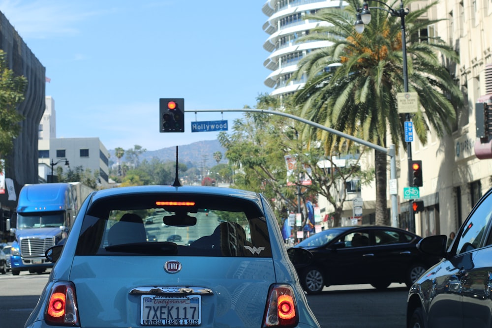 a car stopped at a red light at an intersection