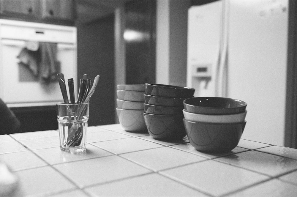 uma foto em preto e branco de um balcão de cozinha