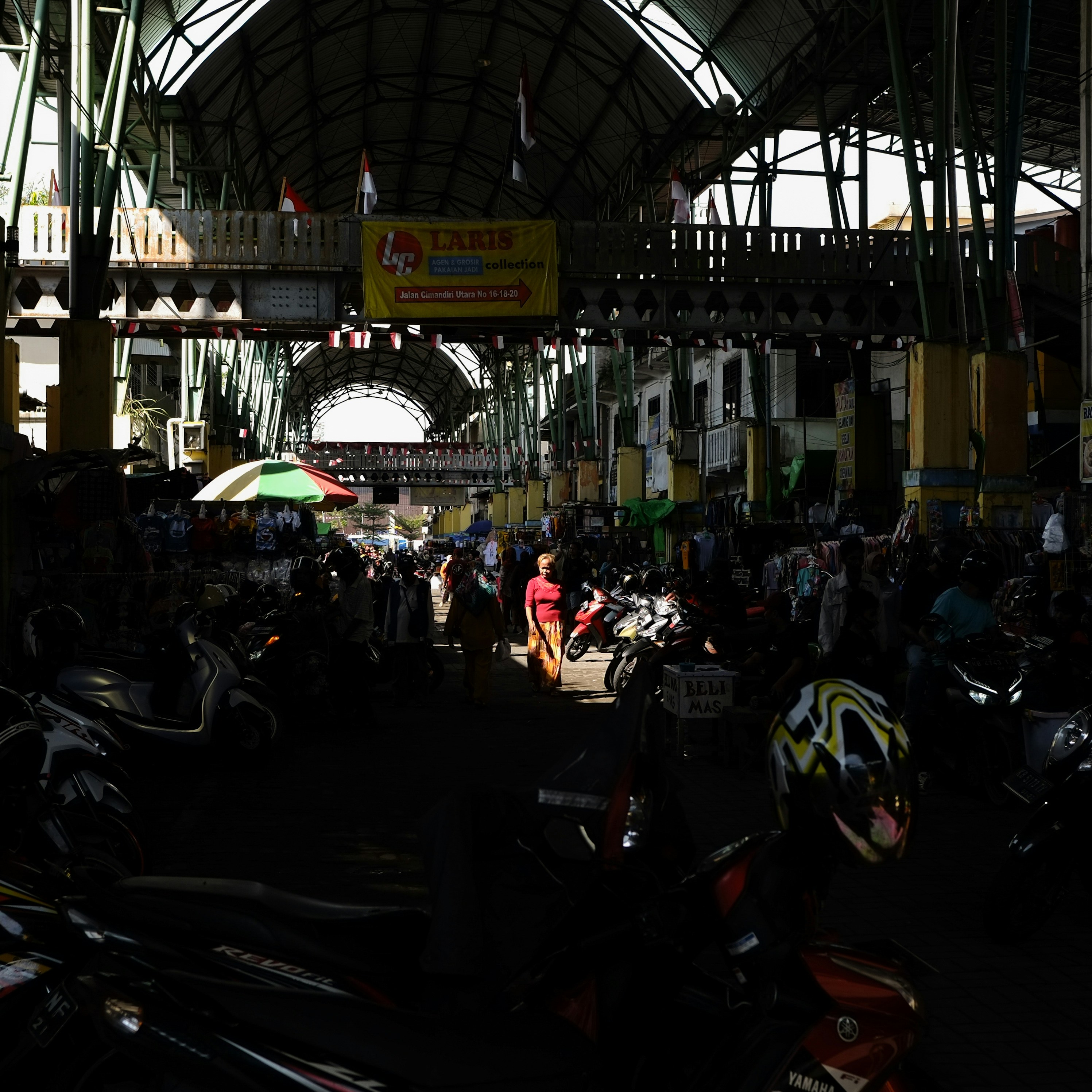 Sekelompok sepeda motor diparkir di dalam sebuah gedung