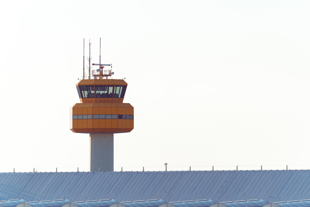 Ein Flugzeug sitzt auf dem Dach eines Gebäudes