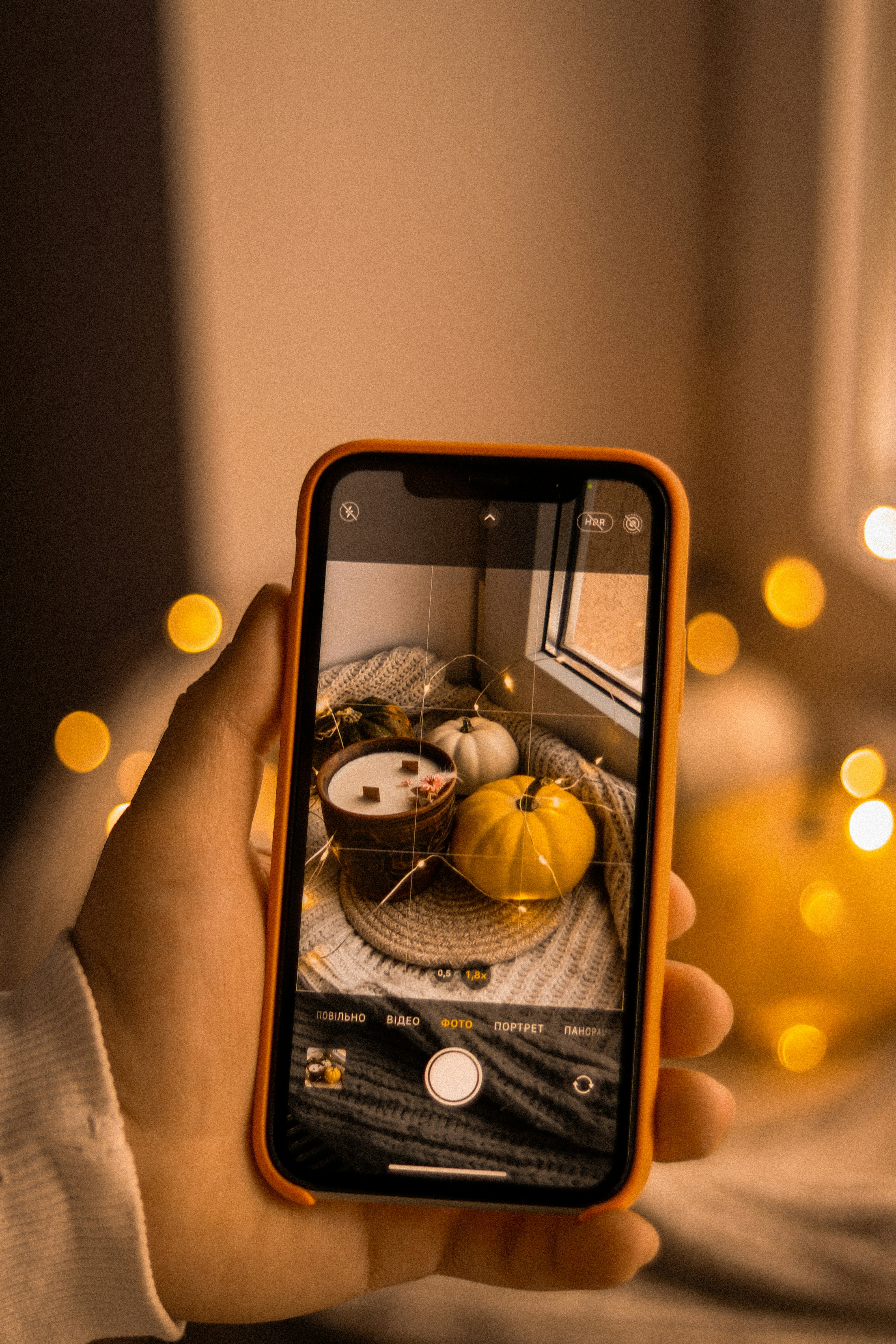 una persona tomando una foto de algún alimento
