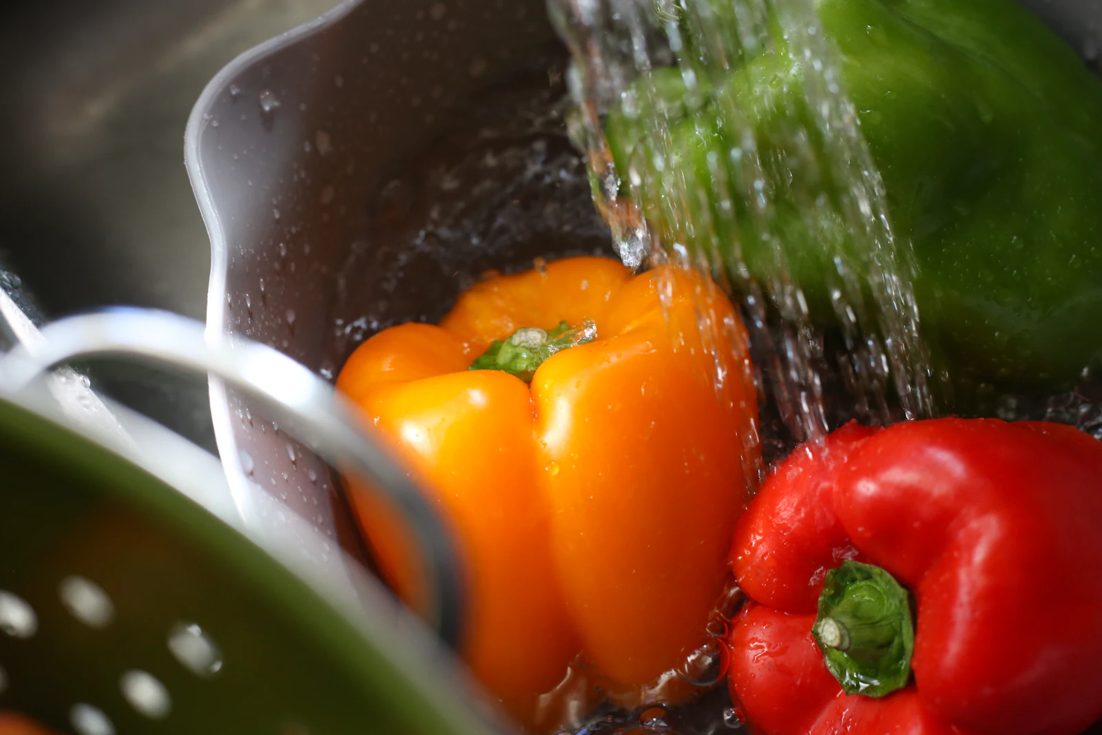 Verduras lavándose en el lavadero