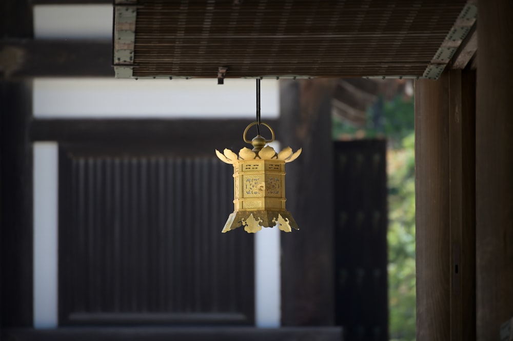 una campana dorada colgando del techo de una habitación