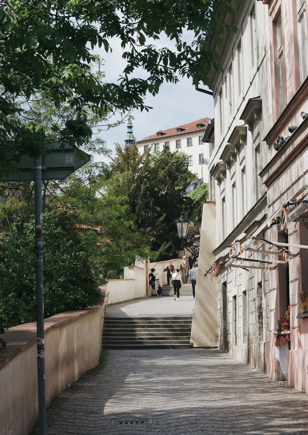 eine Straße, auf der ein Haufen Menschen entlang geht