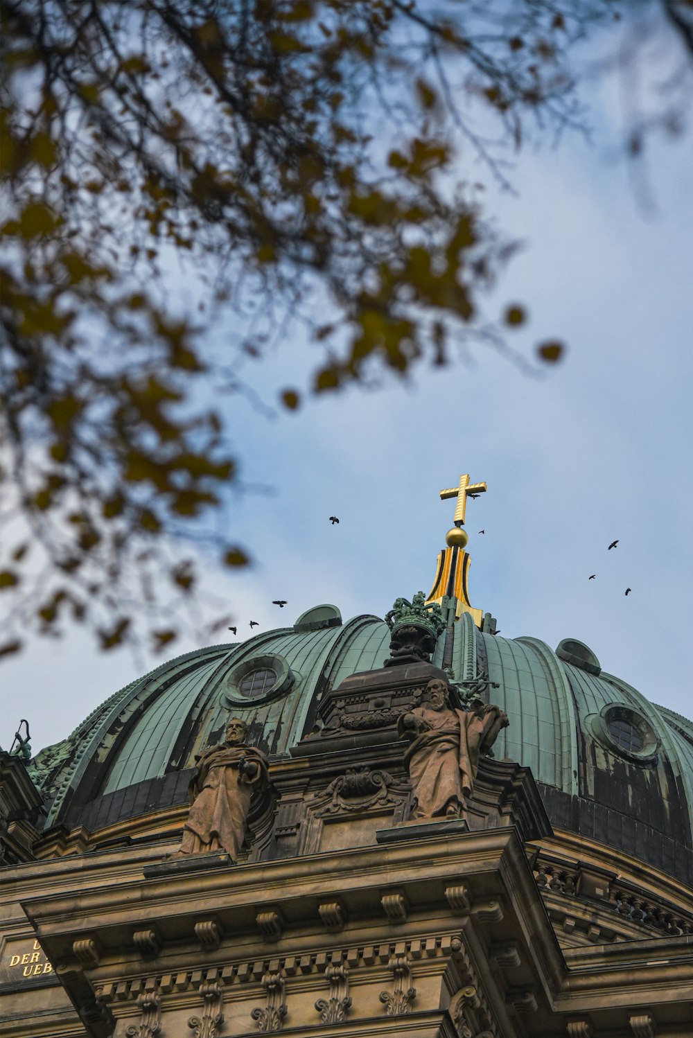 un grand bâtiment surmonté d’une croix