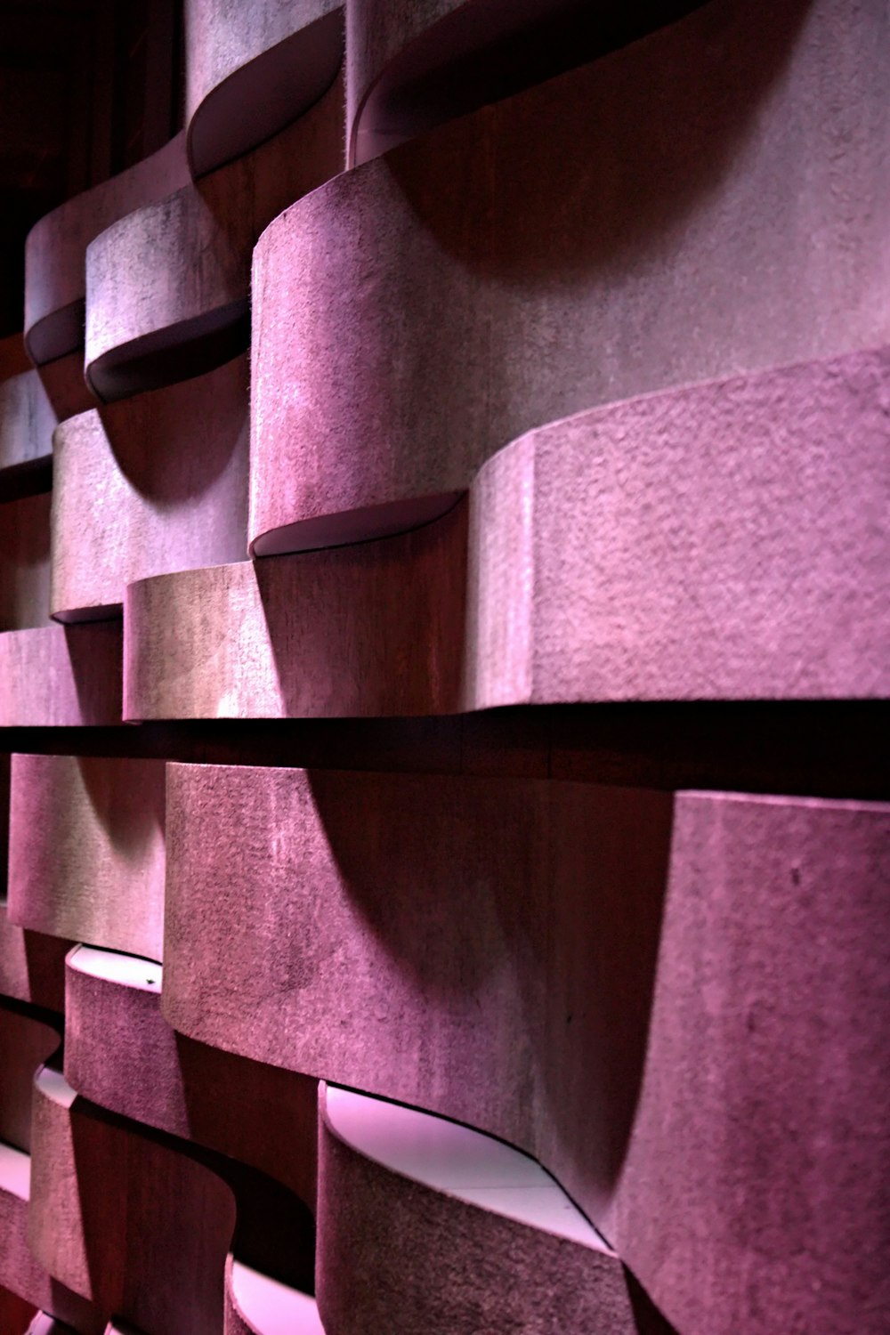 um quarto com um monte de paredes roxas