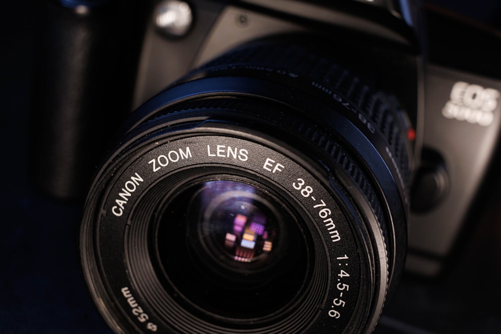 a camera with a zoom lens attached to it