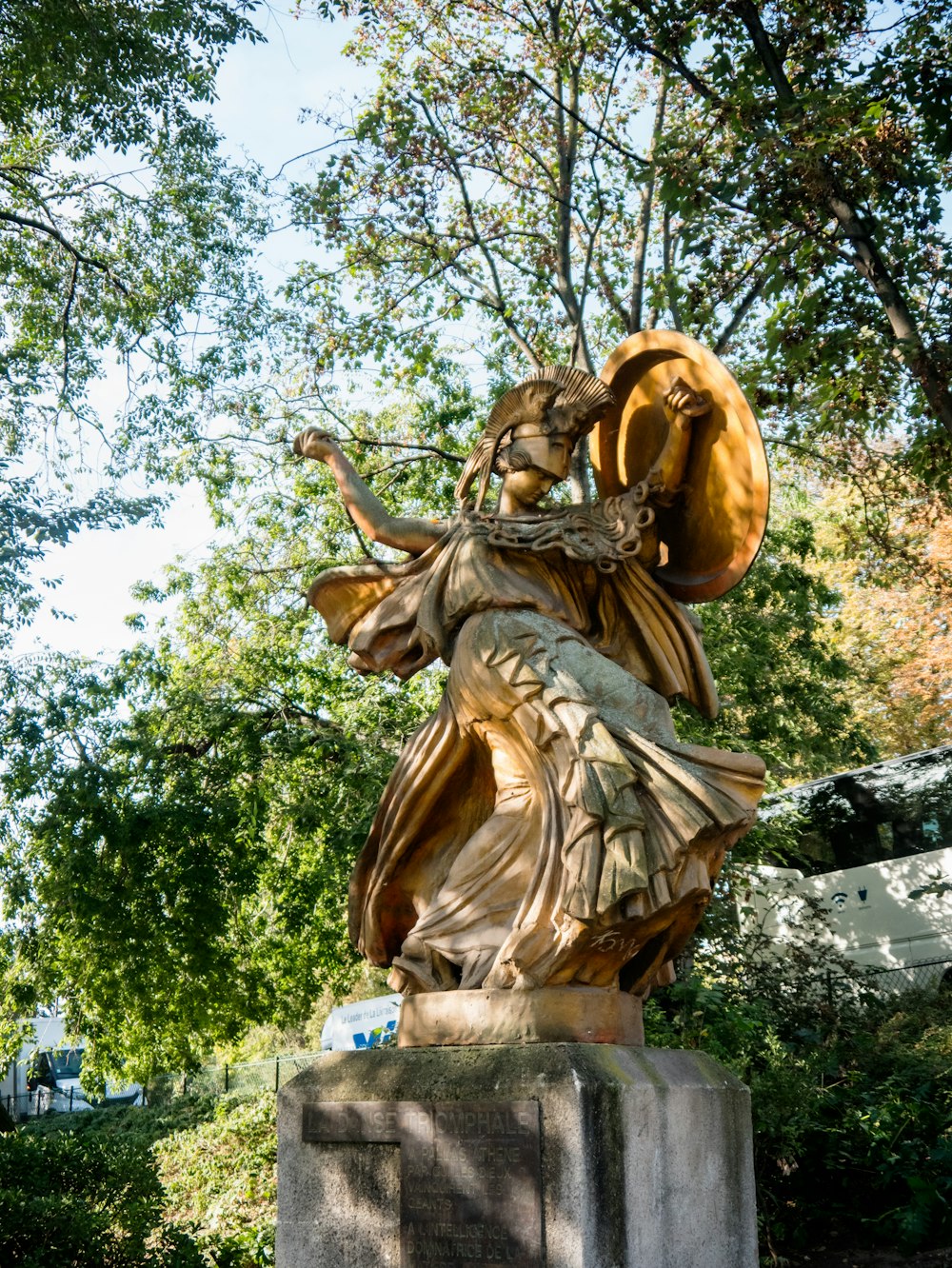 una statua di una donna con un cappello in testa