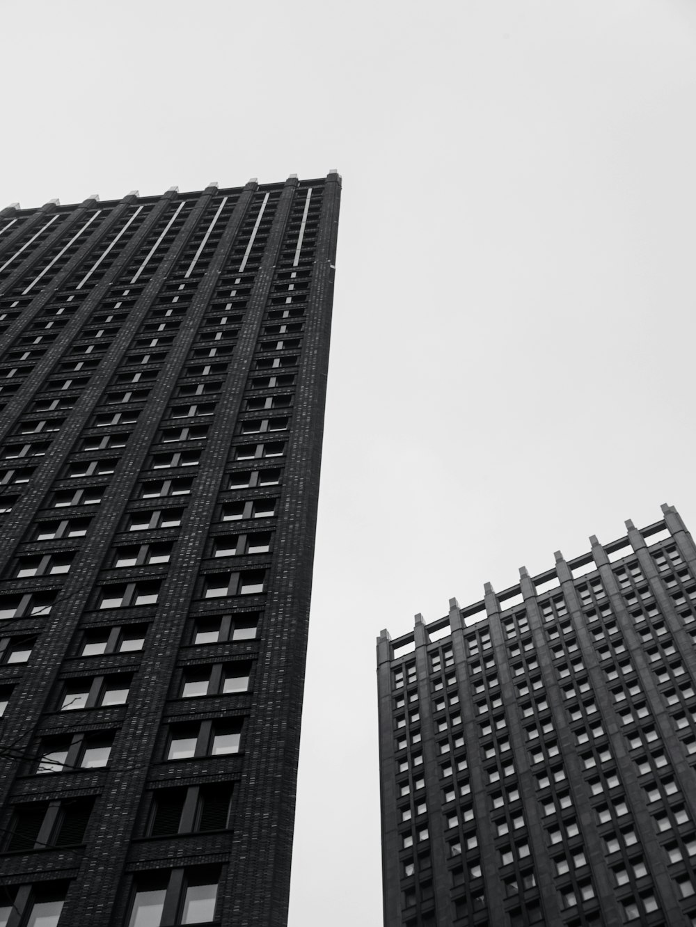 une photo en noir et blanc de deux grands immeubles