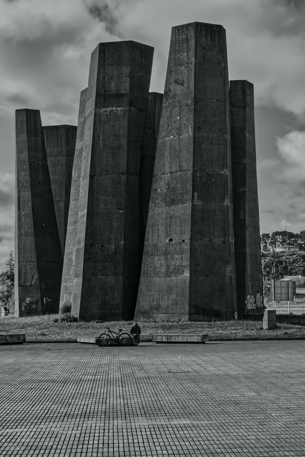 Una foto in bianco e nero di un grande monumento