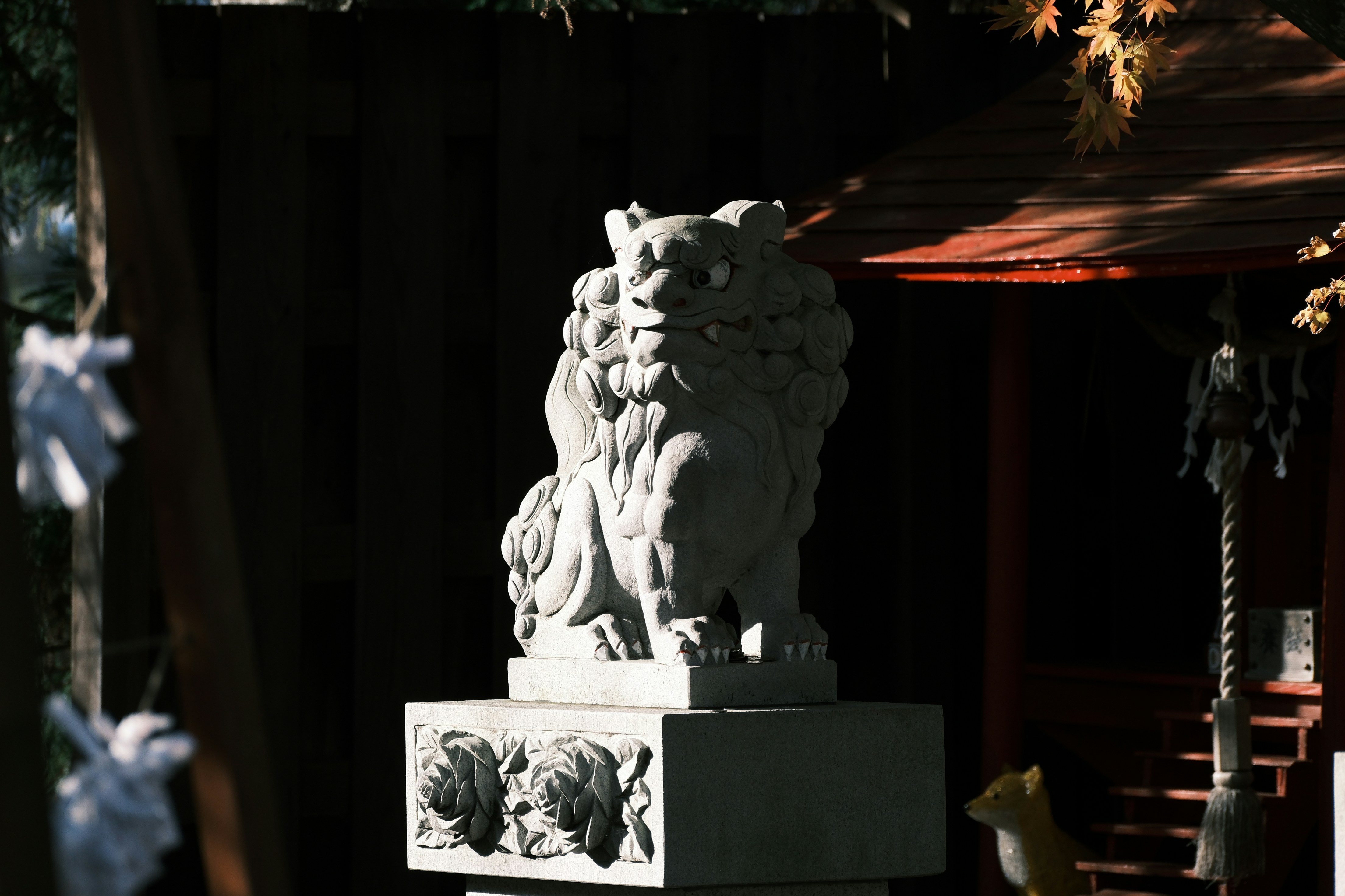 A statue of a lion on a pedestal photo – Free Art Image on Unsplash
