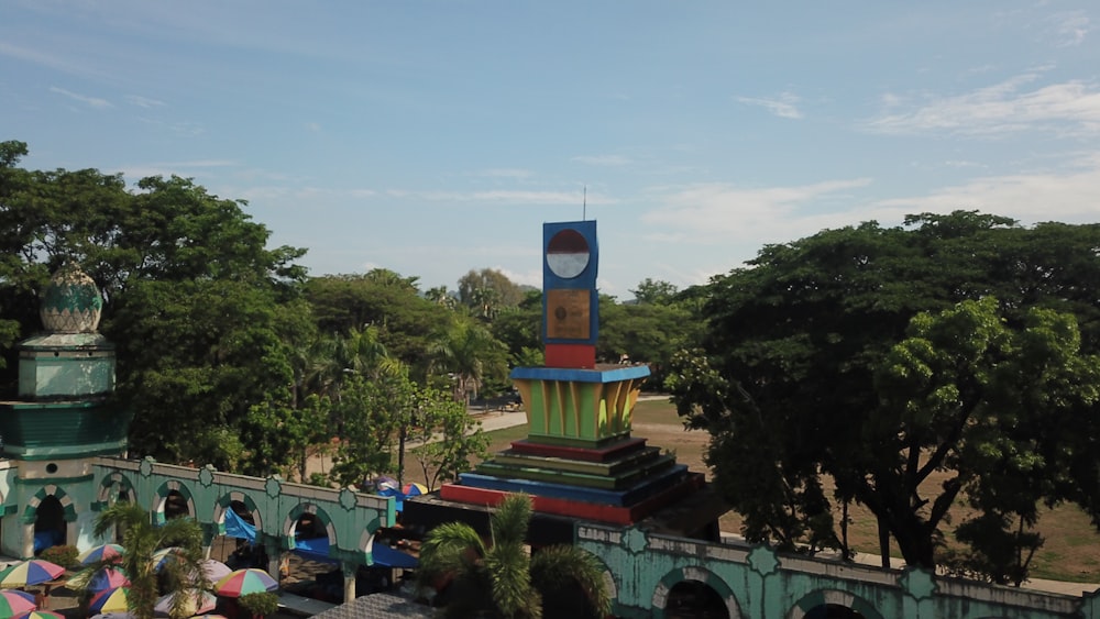 Un grupo de personas de pie frente a una torre del reloj