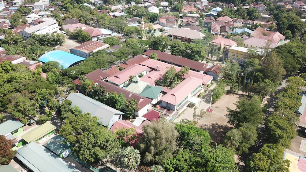 Une vue aérienne d’une ville avec de nombreuses maisons