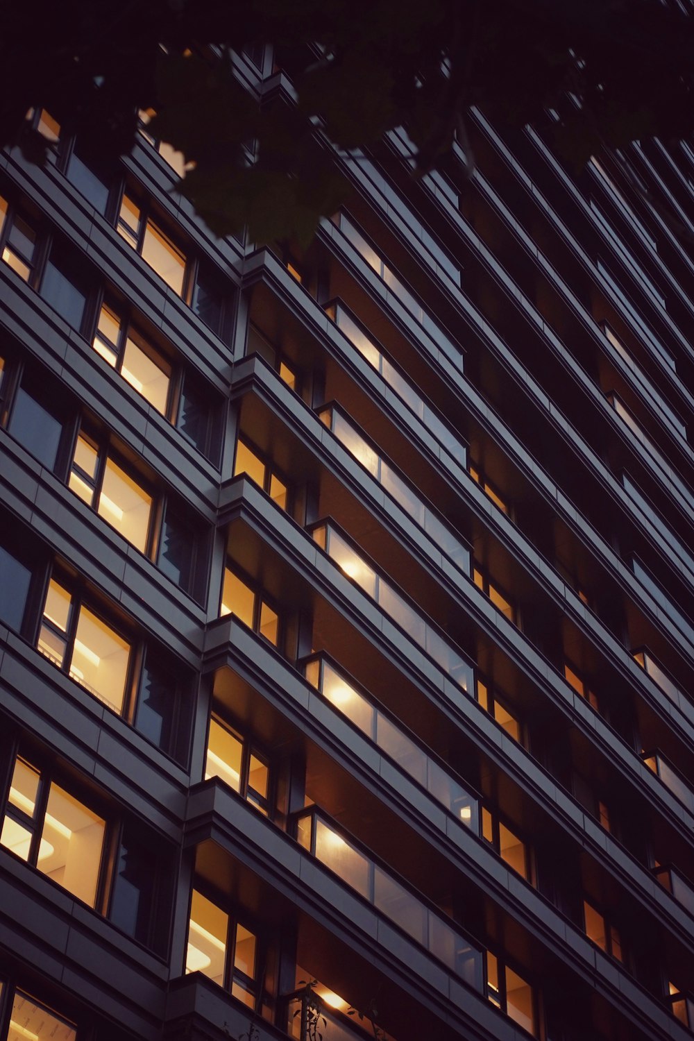 Un edificio molto alto con molte finestre